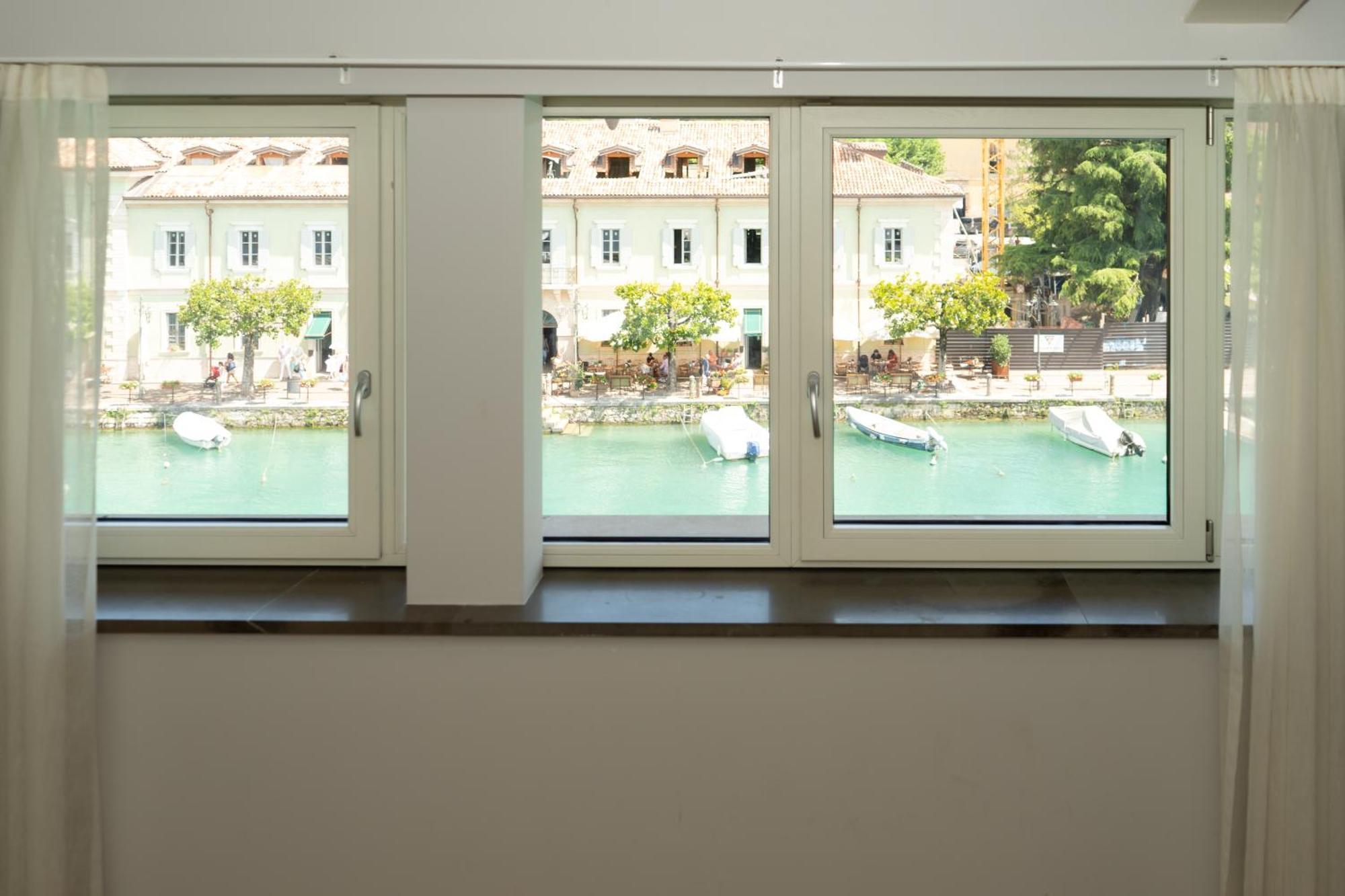C House Rooms Lake ペスキエーラ・デル・ガルダ エクステリア 写真