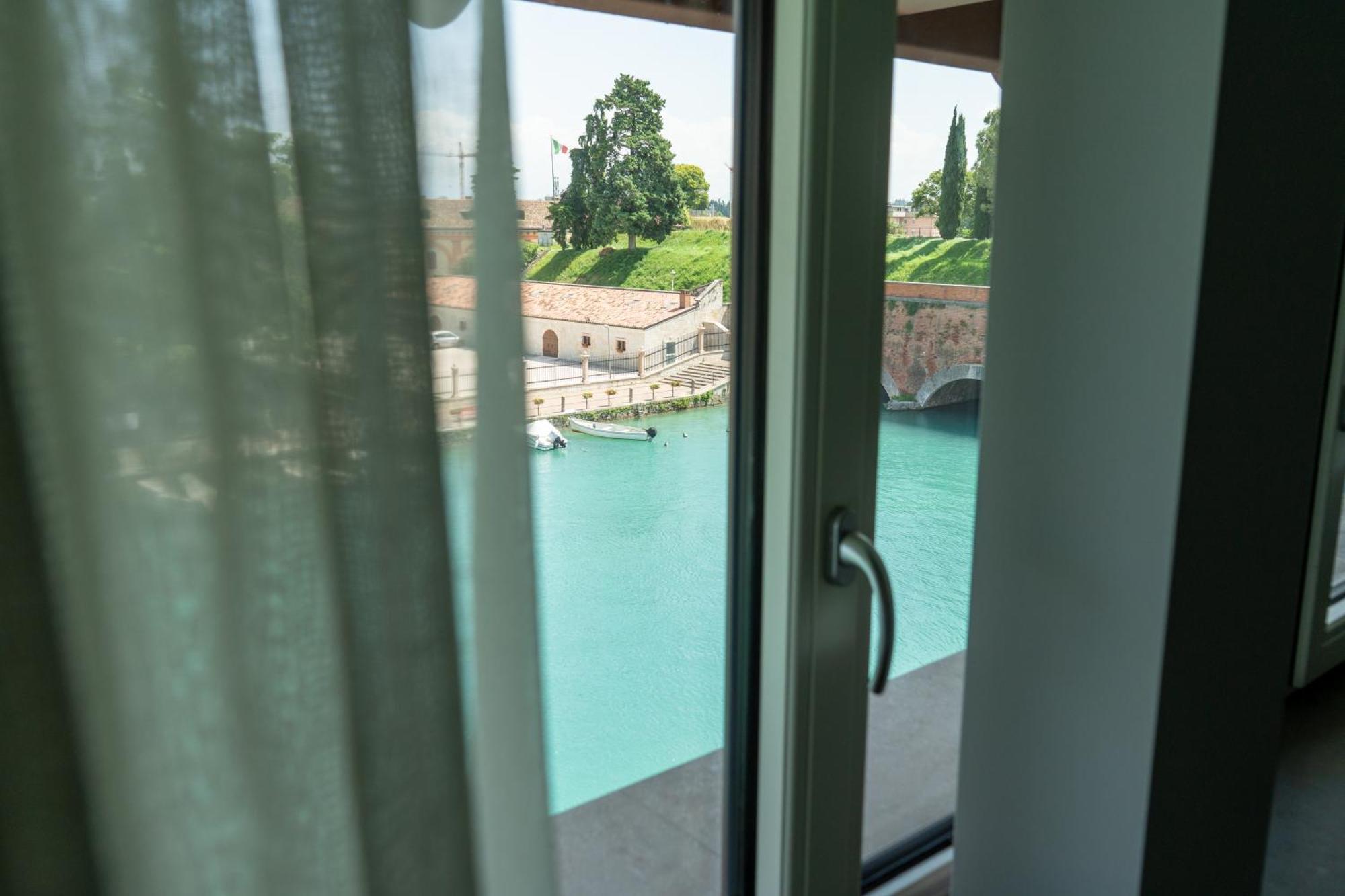 C House Rooms Lake ペスキエーラ・デル・ガルダ エクステリア 写真