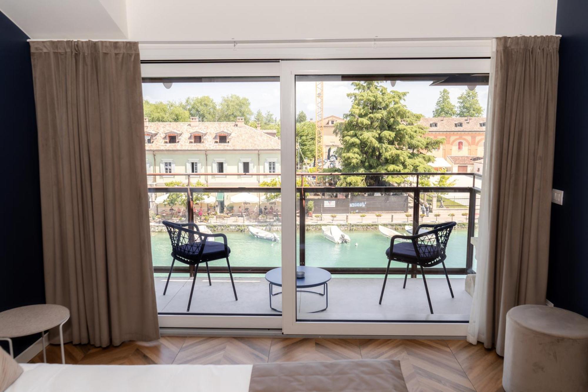 C House Rooms Lake ペスキエーラ・デル・ガルダ エクステリア 写真