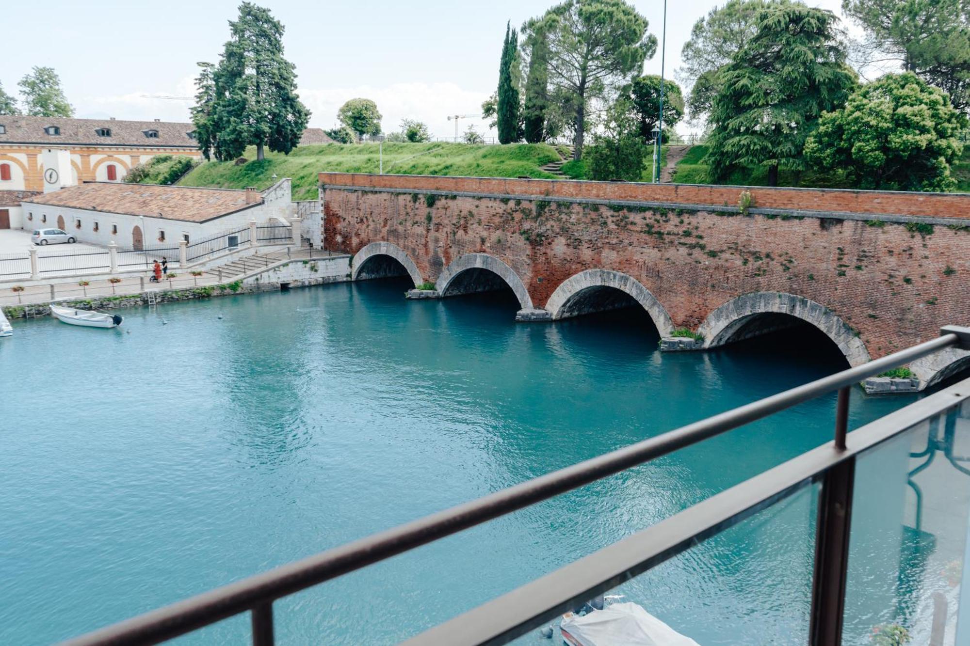 C House Rooms Lake ペスキエーラ・デル・ガルダ エクステリア 写真